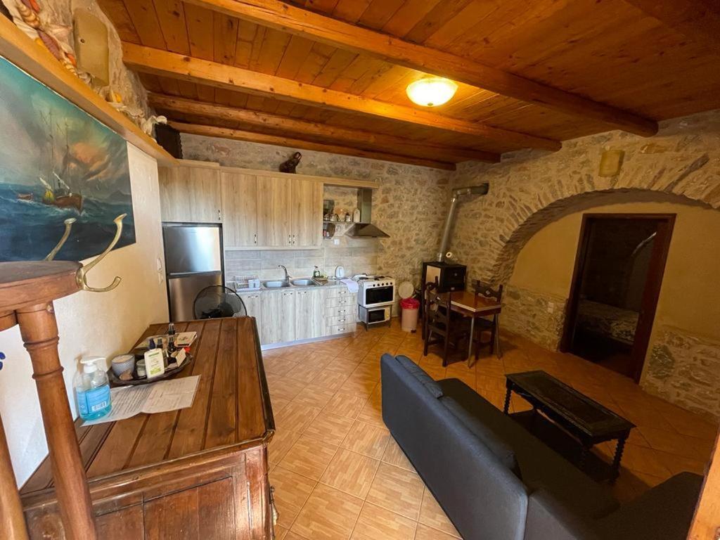 Find Your Peace In A Traditional Country House!! Láyia 외부 사진